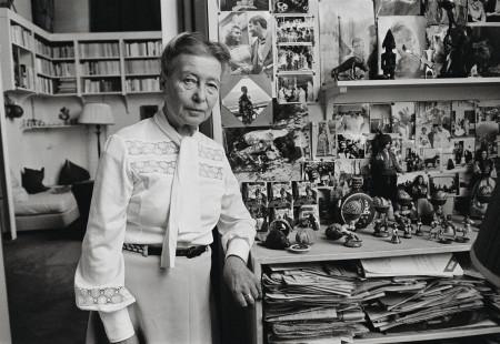 Borítókép: „Úgy élni, mint mindenki más, s mégsem hasonlítani senkihez” – 118 éve született Simone de Beauvoir, a feminizmus egyik legnagyobb harcosa