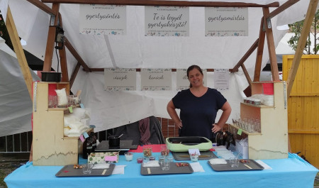 Borítókép: Ha egy gyertya csak 10 perc boldogságot adott, akkor már megérte a ráfordított összeg – Maginyecz Éva gyertyakészítő