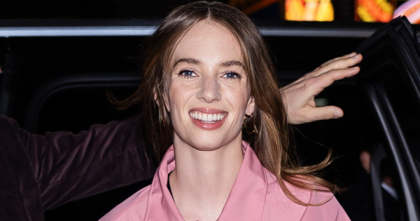 Borítókép: Maya Hawke bemutatja: egy visszatérő kabáttrend, ami kihagyhatatlan 2026-ban