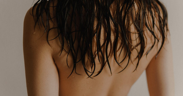 Borítókép: A japán nők esküsznek rá - ez a hajmosási technika serkenti a hajnövekedést és egészséges, fénylő tincseket eredményez