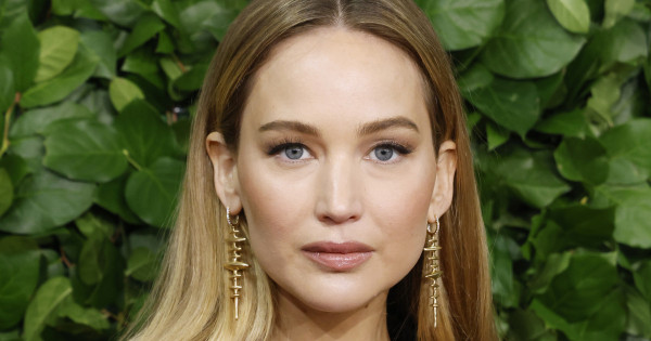 Borítókép: Jennifer Lawrence újra divatba hozta! A 2000-es évek legmegosztóbb szettje még ma is működik
