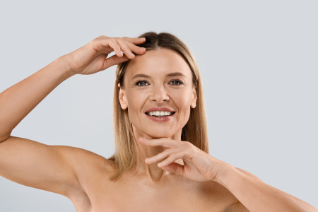 Borítókép: 7 arcjógagyakorlat, ami jobb, mint a botox: feszesítik az arcot, és lifting hatásúak