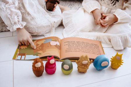 Borítókép: A „maroknyi” magyar innováció, amely hamarosan világszerte segíti a gyerekek fejlődését – a Marokbaba megálmodóival beszélgettünk