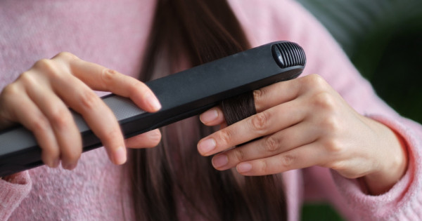 Borítókép: Hajvasalók stílus szerint: szögegyenes, hullámos, „glass hair” – így csináld