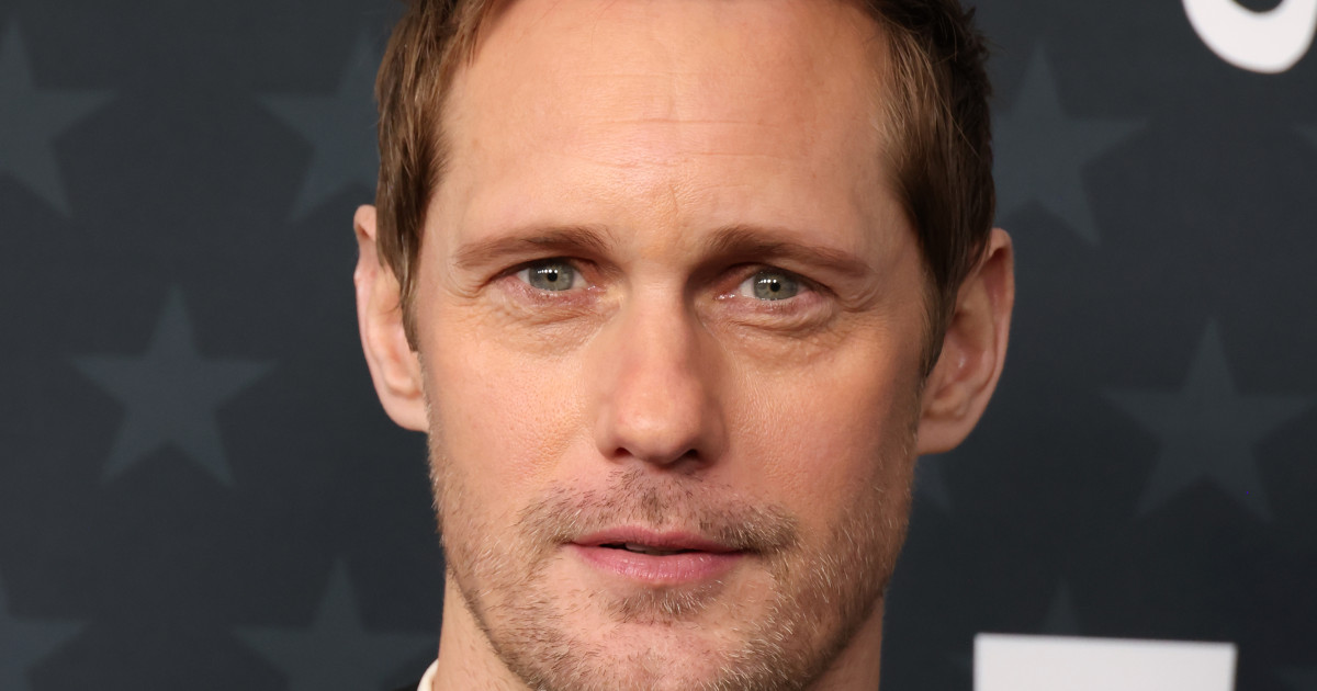 A vörös szőnyeg tavalyi megosztó stílushúzása idén is folytatódik: Alexander Skarsgård flip-flop papucsban jelent meg új filmje premierjén