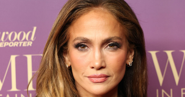 Borítókép: Jennifer Lopez bemutatja: egy stílusos alternatíva sapkák helyett, ami 2026 telén kihagyhatatlan darab a nők számára