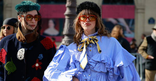 Borítókép: Felejtsd el az unalmas ingeket! Ez az az extrém blúz, ami 2026-ban letarolja a divatvilágot és minden alapdarabot különlegessé tesz