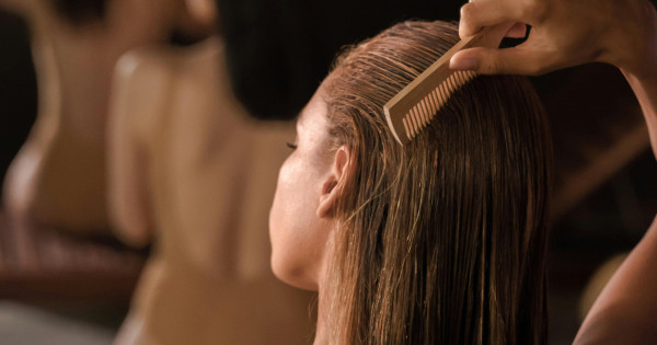 Borítókép: A bőrgyógyász figyelmeztet: Ezzel a 4 súlyos következmény járhat, ha vizes hajjal alszol el - nem csak a hajadnak ártasz vele!