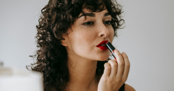 Borítókép: Lehet, hogy pont az ajakbalzsamod árt! A bőrgyógyászok szerint ez a 2 leggyakoribb hiba, ami miatt kiszárad a szád