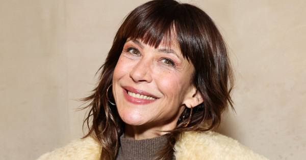 Borítókép: Sophie Marceau bemutatja: egy szoknya, ami minden korosztály számára kihagyhatatlan 2026-ban