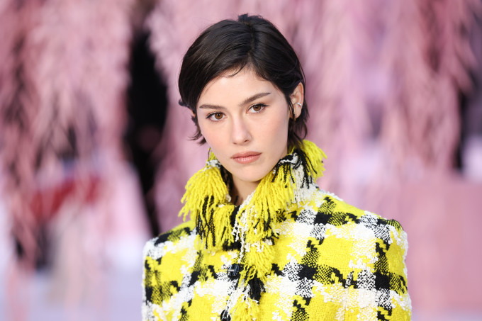 Gracie Abrams nemrég a Paris Haute Couture Week eseményen új, pixie frizurát villantott a nála megszokott bob helyett.