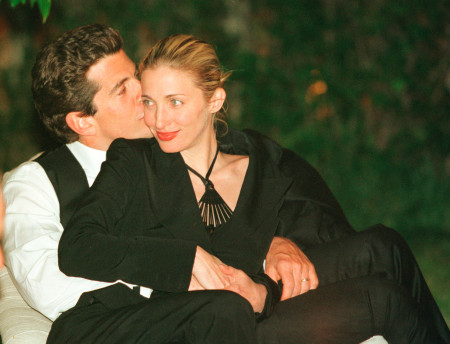 Borítókép: John F. Kennedy Jr. és Carolyn Bessette: a 90-es évek ikonikus szerelmespárja voltak, tragikusan végződött a történetük