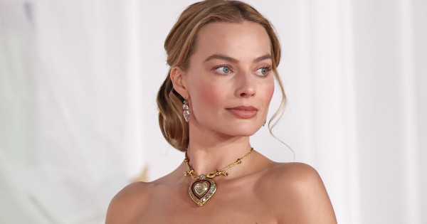 Borítókép: Margot Robbie szűk ruhája nem sokat hagyott a képzeletre! 14 lehengerlő outfit, amivel a színésznő felperzselte az Üvöltő szelek sajtóturnéját