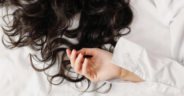 Borítókép: A hajápolási szakértő kötelezővé tenné: 7 csodaszer, amitől tényleg dús és erős lesz a hajad - ezeknek ott kell lennie a polcodon!