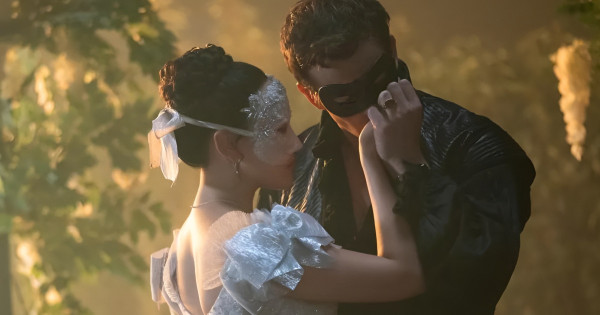 Borítókép: Hamupipőke Bridgerton köntösben: Ezért érződik annyira másnak a Bridgerton 4.évada, mint a többi