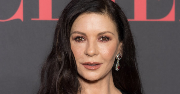 Borítókép: Gyönyörű tiniből a vörös szőnyeg stíluskirálynője - Catherine Zeta-Jones stílusnapló