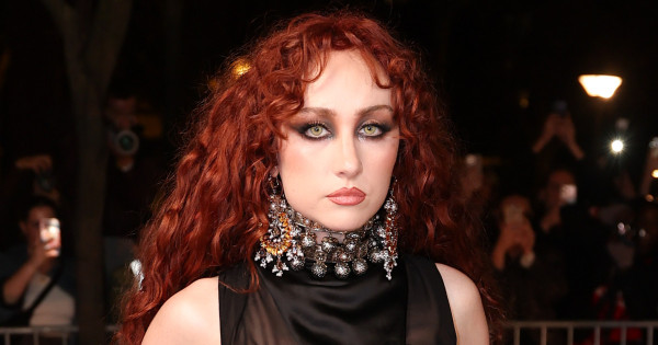 Borítókép: Chappell Roan mindent megmutatott Párizsban: Sokkolóan szexi átlátszó ruhában érkezett a divathétre! - FOTÓ