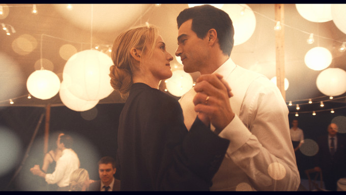 A Love Story: John F. Kennedy Jr. & Carolyn Bessette sztorija is Hamupipőke-újramesélés, ahol a lány élete tündérmesébe illő lesz a fontos státuszban lévő pasija mellett.