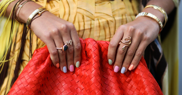 Borítókép: Nem menő már a pisztácia! Íme 16 manikűrtipp a tavaszra, amibe te is bele fogsz szeretni helyette 2026-ban