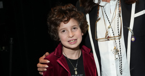 Borítókép: Történelmet írt a 10 éves zseni: Max Alexander a legfiatalabb tervező a párizsi divathét történetében!