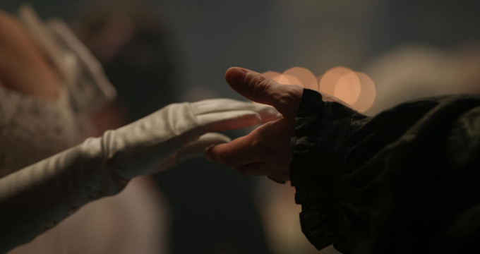 A kosztümös drámák, mint A Bridgerton család tele vannak erotikus pillanatokkal - például apró, vágyakozó érintésekkel.