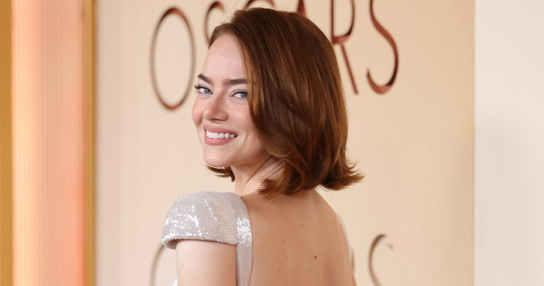 Borítókép: Több mint 600 órán keresztül varrták: Emma Stone Oscar-díjátadós ruhájától eláll a lélegzeted!