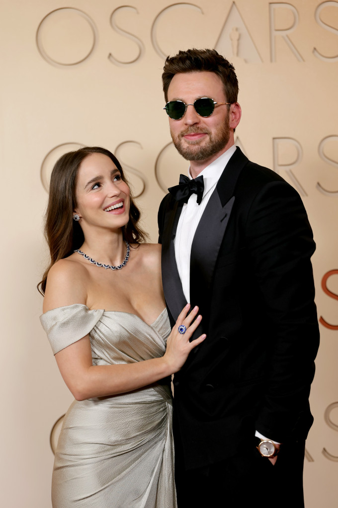 Chris Evans és felesége, Alba Baptista először vonultak fel együtt az Oscar-gála vörös szőnyegén.