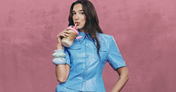 Borítókép: Dua Lipa a Nespresso új nagykövete! A világhírű popsztárral új korszak kezdődik a márka történetében