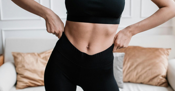 Borítókép: 4 alacsony terheléssel járó gyakorlat, amely csökkenti a hasi zsírt: tedd a mindennapjaid részévé őket 40 felett!