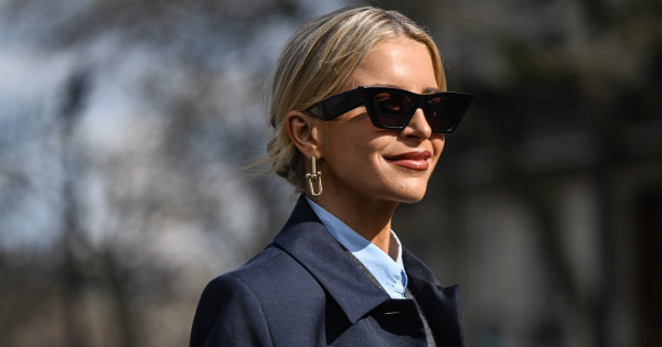 Borítókép: A Prada szerint ez filléres darab a tavasz egyik kulcskiegészítője - már 500 forint alatt is beszerezheted!