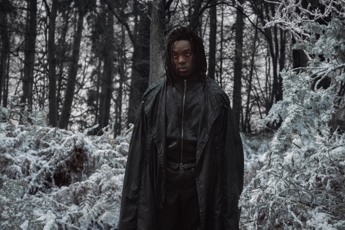 A Harry Potter-sorozatban a színesbőrű Paapa Essiedu alakítja a bájitaltantanárt, Perselus Pitont, és ezzel a döntéssel sokan nem értenek egyet.