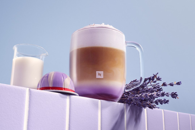 Az Ube-lavender Vanilla Tonka Latte például azért különleges, mert a tonkabab finom mandulás-vaníliás fűszeressége egészíti ki a levendula virágos jegyeit és a vanília édességét.Hozzávalók: 1 db Nespresso Vertuo French Lavender Vanilla Decaffeinato kávékapszula10 ml tonkabab- vagy vaníliaszirup120 ml tej (1,5%) 1 evőkanál ubepor (lila jamgyökérből készült por) 5 g ehető levendulavirág 1 g reszelt tonkabab Elkészítés:Tegyél 100 ml tonkabab- vagy vaníliaszirupot egy átlátszó pohárba.Tölts 120 ml tejet egy Nespresso Barista Receptkészítőbe, és adj hozzá 1 evőkanál ubeport, majd válaszd ki a „Latte Macchiato” receptet. Az elkészült ízesített tejhabot töltsd az előkészített pohárba. Készíts 80 ml Nespresso Vertuo French Lavender Vanilla Decaffeinato kávét a Nespresso Vertuo kávégéped „Kávékészítési mód receptekhez” funkciójával.Ízlés szerint díszítsd ehető levendulavirággal és reszelt tonkababbal.