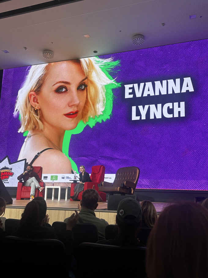 A Harry Potter-filmek Luna Lovegoodja, Evanna Lynch is az MVM Budapest Comic Con 2026 Nagyszínpadjára lépett.