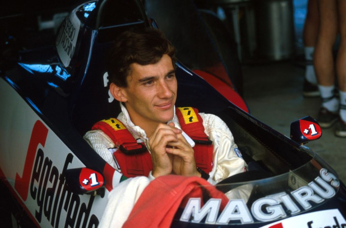 Ayrton Senna készül élete első Formula-1-es versenyére a Toleman színeiben