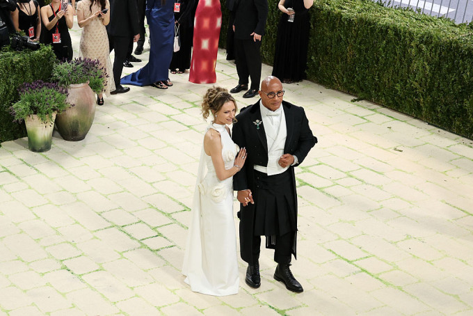 Dwayne Johnson és Lauren Hashian