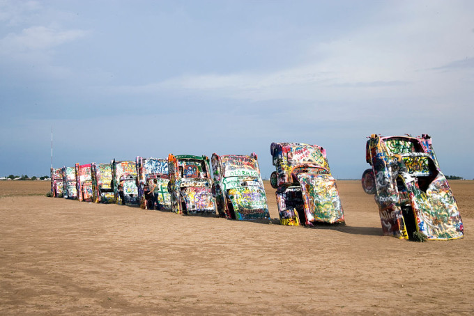 A Cadillac Ranch egy különös installáció a texasi Amarillóban, a félig eltemetett autók sora igazi látványosság