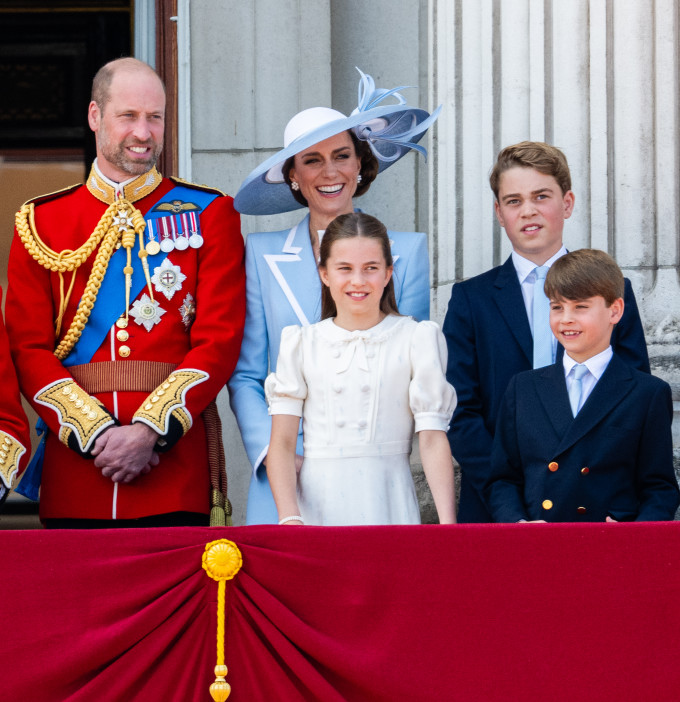 Vilmos herceg, Katalin hercegné a gyermekeikkel, Györggyel, Saroltával, és Lajossal együtt vettek részt a Trooping the Colour rendezvényen.