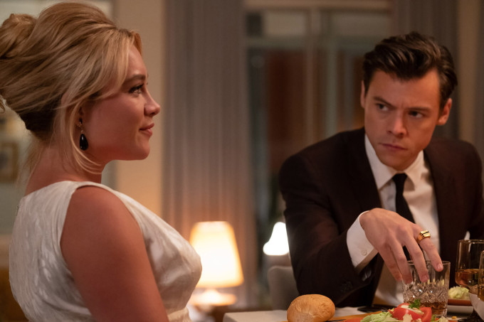 A Don't Worry Darling című filmben tökéletesen megjelenik a manipuláció.
