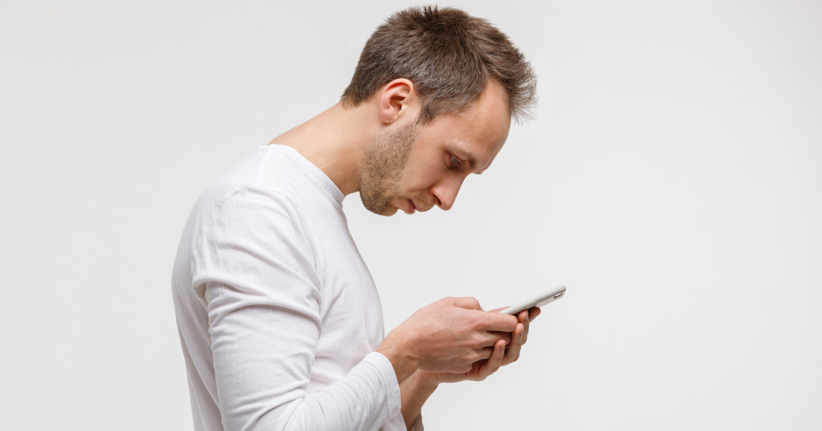 Így nyomorítja meg a testünket a túl sok mobilozás