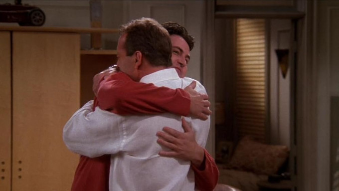 Matthew Perry és Bruce Willis ölelkezik a Jóbarátokban. A kép Perry tragédiáját és Willis betegségét ismerve szívszorító