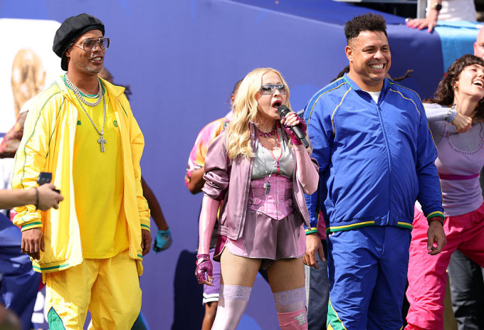 Madonna nem kisebb ikonok társaságában érkezett meg, mint Ronaldinho és Ronaldo. Utóbbinak kissé mesterkéltnek tűnt a mosolya