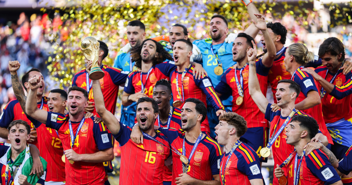 A spanyol válogatott ünnepel a világbajnoki trófeával