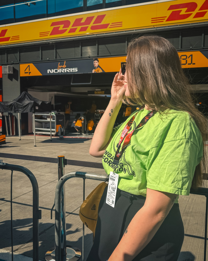 Ruzsa Vanessza évek óta önkéntesként segíti a Magyar Nagydíj lebonyolítását a Hungaroringen.