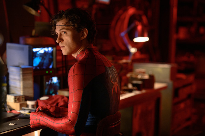 Új fejezet kezdődik Tom Holland ikonikus karaktere, Peter Parker életében a Pókember: Vadonatúj nap című filmben.