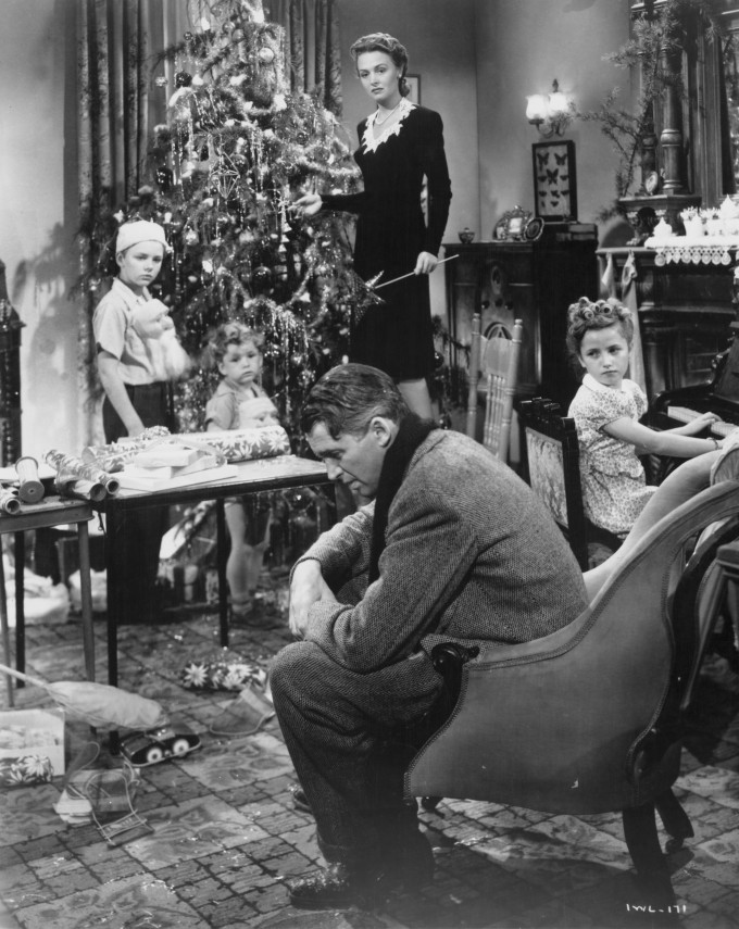 Az élet csodaszép (It's A Wonderful Life) film téli jeleneteit nyári hőségben forgatták le, ami életveszélyessé tette a felvételeket.