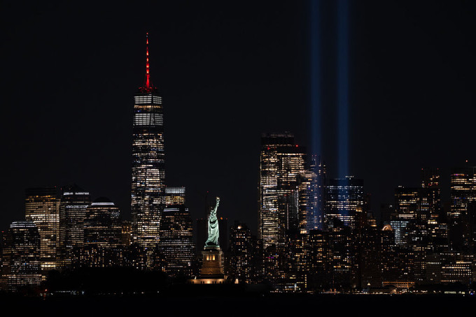 Balra a One World Trade Center. Jobbra a két fénycsóva a régi tornyoknak állít emléket