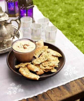 Borítókép: Csilis csicseriborsó-mártogatós naan kenyérrel