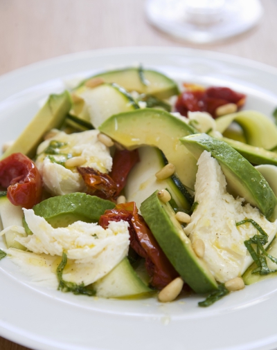 Borítókép: Avokádó aszalt paradicsommal, mozzarellával