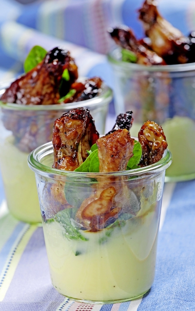 Borítókép: Ínyenc bbq recept a hétvégére: mézes csirkeszárnyak krumplipürével