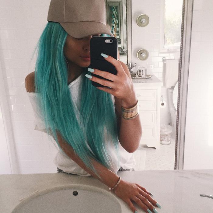 kylie jenner babakék haj hajszín,kylie jenner új haj,kylie jenner stílus,